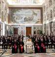 Papa Leão XIV posa para fotos durante reunião com diplomatas mundiais no Vaticano, 16 de maio de 2025  Foto: via REUTERS - Vatican Media / RFI