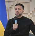 O presidente ucraniano Volodymyr Zelenskyy conversa com jornalistas na Embaixada da Ucrânia em Ancara, Turquia, quinta-feira, 15 de maio de 2025.  Foto: AP - Evgeniy Maloletka / RFI