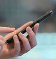 Mulher segurando smartphone  Foto: iStock
