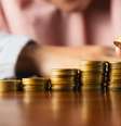 Quer atrair dinheiro com um ritual fácil? Veja como fazer a simpatia com moedas douradas para ativar a prosperidade no seu lar.  Foto: Shutterstock, / João Bidu