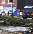 Autoridades avaliam os danos após uma forte tempestade ocorrida nesta sexta-feira (16), em St. Louis.  Foto: AP - Jeff Roberson / RFI