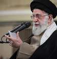 O líder supremo iraniano, aiatolá Khamenei, conversa com estudantes em Teerã, em 12 de março  Foto: AP / RFI