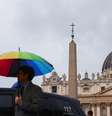 Imagem ilustrativa de homem com guarda-chuva com as cores do arco-íris em frente ao Vaticano  Foto: NurPhoto /GettyImages