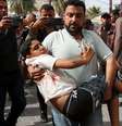 Homem carrega criança ferida até hospital na Faixa de Gaza após novo ataque de Israel  Foto: Reuters / BBC News Brasil