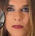 A atriz Mara Carvalho em selfie do Instagram e, no detalhe, os braços com curativos em foto postada por seu filho Bruno Fagundes  Foto: Reproduções