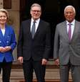 O primeiro-ministro britânico, Keir Starmer (centro), posa ao lado da presidente da Comissão Europeia, Ursula von der Leyen (esq.), e do presidente do Conselho Europeu, António Costa, na chegada à Cúpula Reino Unido-União Europeia, realizada na Lancaster House, em Londres.  Foto: AFP - HENRY NICHOLLS / RFI