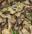 Mulher come pizza de tenébrio e viraliza  Foto: Reprodução/Instagram