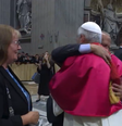 Papa Leão XIV abraça irmão Louis  Foto: Vatican News / Reprodução