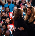 Kamala Harris abraça Beyoncé durante campanha presidencial de 2024  Foto: Getty Images
