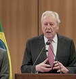 O ministro Ricardo Lewandowski, ao centro, dá entrevista coletiva sobre operação que prendeu Tuta  Foto: Reprodução/MJSP