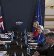 O primeiro-ministro da Grã-Bretanha, Keir Starmer, segundo à esquerda, fala com a presidente da Comissão Europeia, Ursula von der Leyen, terceira à direita, durante uma reunião entre o Reino Unido e a União Europeia para discutir laços mais estreitos em sua primeira cúpula oficial desde o Brexit, em Londres, segunda-feira, 19 de maio de 2025.  Foto: AP - Kin Cheung / RFI