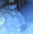 Bebê encara a câmera de babá eletrônica antes de dormir  Foto: Tiktok/@hollyjacknora / Reprodução