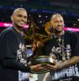 Neymar e Cris Guedes com troféu da Kings League  Foto: Divulgação/Kings League