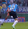 Foto: Reprodução / Prime Video Sport Brasil - Legenda: Marlon finaliza para grand edefesa do goleiro Gabriel Félix. Goleiro se destaca e como 0 a 0 classifica o time alagoano / Jogada10