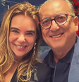 Galvão Bueno e sua esposa ostentam em voo luxuoso de 1ª classe  Foto: Reprodução/Redes sociais / Contigo