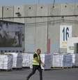 Caminhão com ajuda humanitária para a Faixa de Gaza estacionadono estacionamento da passagem de fronteira de Kerem Shalom entre Israel e Gaza, no sul de Israel.  Foto: AP - Leo Correa / RFI