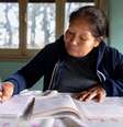 Assim como entre os sem deficiência, o índice de analfabetismo entre pessoas com deficiência cresce à medida que a faixa etária aumenta  Foto: andresr/GettyImages