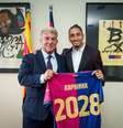 Barcelona renova contrato do brasileiro Raphinha  Foto: Reprodução/X @FCBarcelona