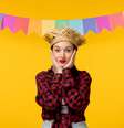 Menina vestida à carácter de Festa Junina.  Foto: KamranAydinov/Freepik