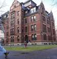 Um dos prédios no campus da Universidade de Harvard, em Cambridge, Massachusetts, nos Estados Unidos.  Foto: © Steven Senne, AP / RFI
