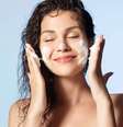Escolher o sabonete facial certo para sua pele é importante para evitar alergias e irritações  Foto: Shutterstock / Alto Astral