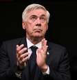 Ancelotti agradece o carinhos dos torcedores do Real Madrid em sua despedida  Foto: Denis Doyle/Getty Images / Jogada10