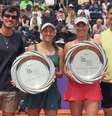 Luisa Stefani e Babos com o troféu, Guilherme Pachane à esquerda   Foto: Divulgação / Esporte News Mundo
