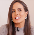 Carol Peixinho durante participação no podcast "MaterniDelas"  Foto: Reprodução/YouTube/MaterniDelas