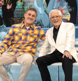 Luciano Huck e Carlos Alberto de Nóbrega no palco do 'Domingão'  Foto: Leo Rosário/Globo