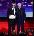 O diretor brasileiro Kleber Mendonça Filho aceitou o prêmio de Melhor Direção das mãos de Claude Lelouch  Foto: Andreas Rentz/GettyImages