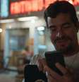 Vasco (Thiago Martins) fazendo uma "fezinha" em 'Vale Tudo': crítica na sequência de comercial de bet  Foto: Reprodução/TV
