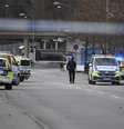 Policiais em Skarholmen, no sul de Estocolmo, Suécia, emabril de 2024, após um pai ser morto a tiros no dia anterior na frente do filho no subúrbio de Estocolmo  Foto: AFP - OSCAR OLSSON / RFI