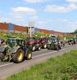 Agricultores afiliados da FNSEA bloqueiam a rodovia A1 com tratores, perto de Lille, em 19 de maio de 2025, para exigir a revogação de regulamentações restritivas.  Foto: AFP - FRANCOIS LO PRESTI / RFI