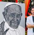 O artista plástico Paulo Ricardo Campos ao lado de sua obra  Foto: Divulgação / Caras Brasil