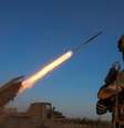 Imagem ilustrativa: militares ucranianos disparam um sistema de lançamento múltiplo de foguetes BM-21 Grad contra tropas russas, em 19 de abril de 2025.  Foto: REUTERS - Anatolii Stepanov / RFI