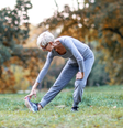 Prática de exercício físico e controle do estresse estão entre as medidas que favorecem a longevidade  Foto: pucko_ns / Adobe Stock