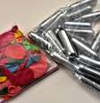 Usuários utilizam pequenos cilindros de metal com o gás e o inalam por meio de balões  Foto: SOPA Images via Getty Images / BBC News Brasil