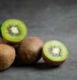 Kiwi oferece muitos benefícios à saúde e ajuda no emagrecimento  Foto: Freepik
