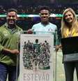  Foto: Divulgação/Palmeiras - Legenda: Estêvão recebe uma placa das mãos da presidente Leila Pereira / Jogada10