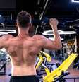 Personal trainer lista 4 exercícios que ajudam a queimar a gordura das costas em casa  Foto: Freepik