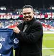Marcos Venâncio de Albuquerque, o Ceará, posa para fotos segurando sua camisa durante a partida da Ligue 1 entre Paris Saint-Germain e Lille OSC, no Parc des Princes, em 19 de fevereiro de 2023, em Paris, França  Foto: Antonio Borga/Eurasia Sport Images/Getty Images