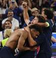 Doué, João Neves e Marquinhos comemoram gol pelo PSG  Foto: Lars Baron/Getty Images
