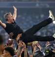 Luis Enrique é festejado pelos jogadores do PSG  Foto: Lars Baron / Getty Images