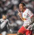  Foto: Ari Ferreira / Red Bull Bragantino - Legenda: Guilherme Lopes comemora seu gol contra o Vasco, em São Januário / Jogada10