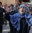 Multidões estão se reunindo na frente do hospital Nasser, em Gaza, neste domingo  Foto: Getty Images / BBC News Brasil