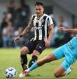  Foto: Vítor Silva / Botafogo - Legenda: João Basso, do Santos, em jogada com Artur, do Botafogo / Jogada10