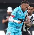  Foto: Vitor Silva/Botafogo - Legenda: Neymar recebe a marcação de Gregore durante o duelo do Santos como Botafogo, neste domingo, na Vila Belmiro / Jogada10
