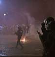 Policiais entram em confronto com torcedores do PSG  Foto: Burak Akbulut/Anadolu/Getty Images