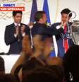 O presidente da França, Emmanuel Macron, faz carinho no rosto do brasileiro Marquinhos, capitão do PSG  Foto: Reprodução/BFMTV