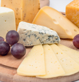 Queijos são alimentos ricos em cálcio  Foto: Freepik